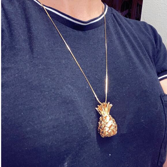 Vintage Gold Tone Three Dimensional Pineapple Pendant Necklace - Picture 3 of 4